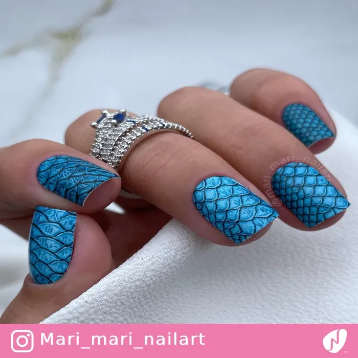 Mermaid Scales Pattern on Nails